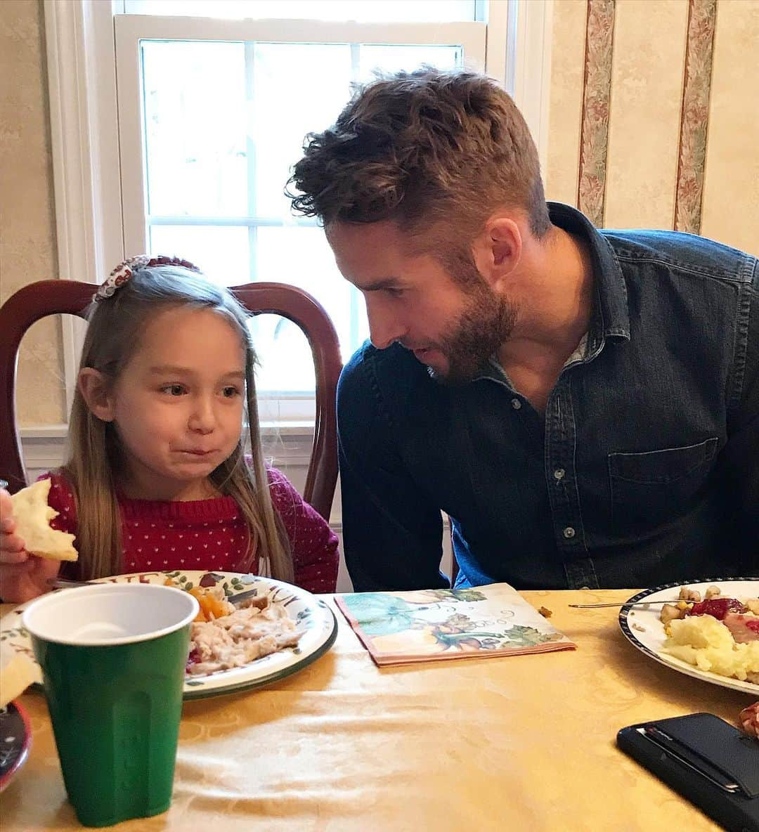 ショーン・ブースさんのインスタグラム写真 - (ショーン・ブースInstagram)「Trying to convince her that the best way to eat thanksgiving dinner is by mushing everything together on your roll.  She didn’t buy it ... #VeteranMove #ProveMeWrong」11月30日 0時46分 - shawn_booth18