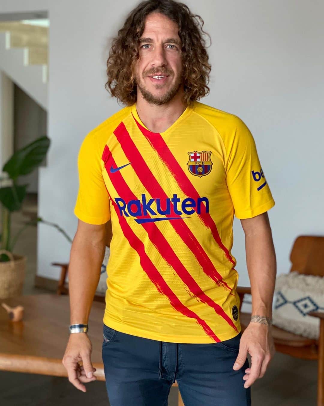 カルレス・プジョルのインスタグラム：「Feliz de poder formar parte de este gran club y su historia, felicidades a todos los culés. 💙❤️ An honor to be part of this club and its history. Happy anniversary @fcbarcelona! Per molts anys més. #viscaelbarça #elmillorclubdelmon #Barça120」