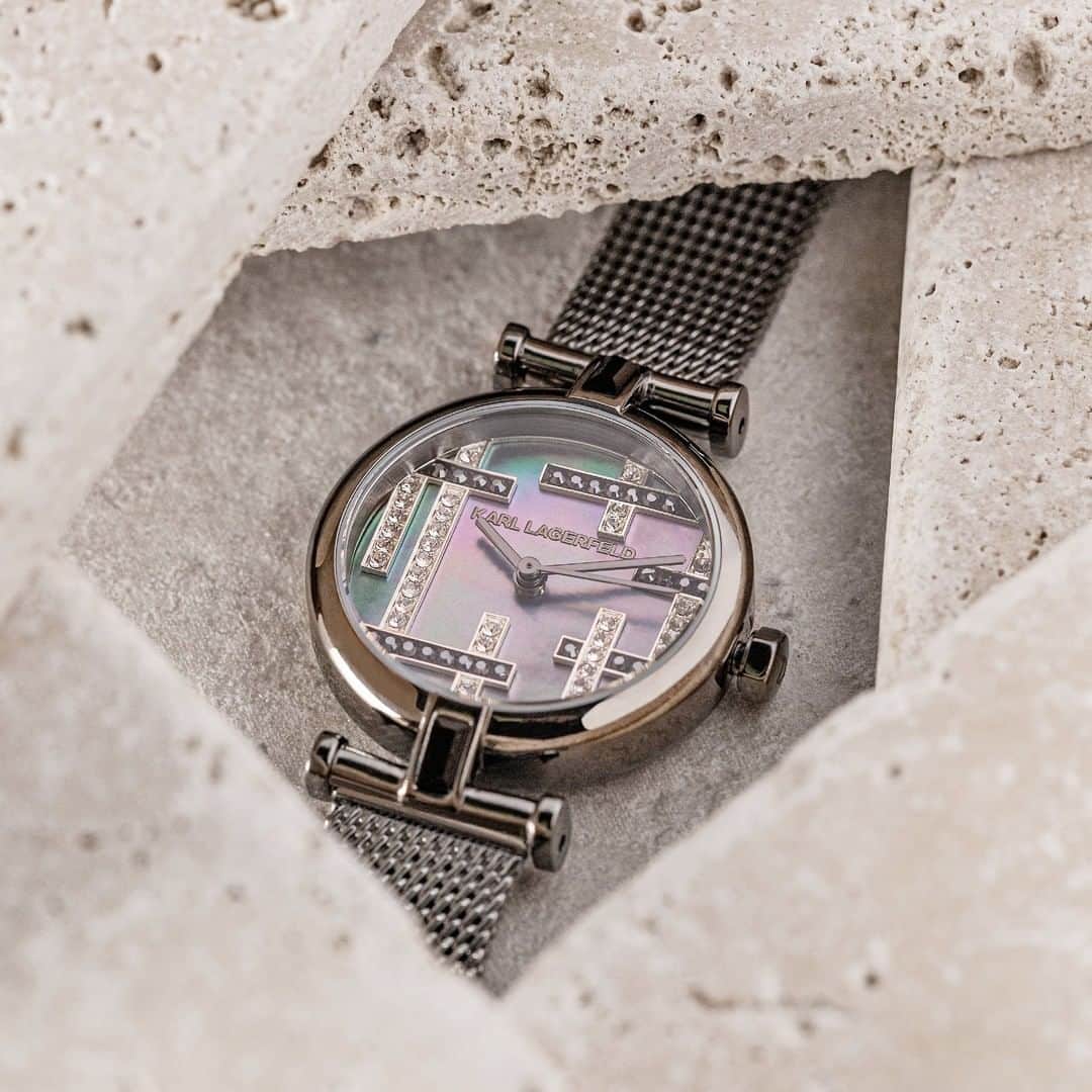 カールラガーフェルドさんのインスタグラム写真 - (カールラガーフェルドInstagram)「A great watch withstands the test of time. #KARLLAGERFELD」11月30日 1時01分 - karllagerfeld