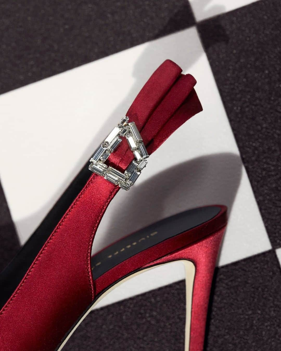 Giuseppe Zanotti Designさんのインスタグラム写真 - (Giuseppe Zanotti DesignInstagram)「Buckle up. She’s designed to take you on one glamorous ride. In red satin with a pleated effect and crystal brooch, the SAMIA. #GiuseppeZanotti #GZSS20」11月30日 1時01分 - giuseppezanotti