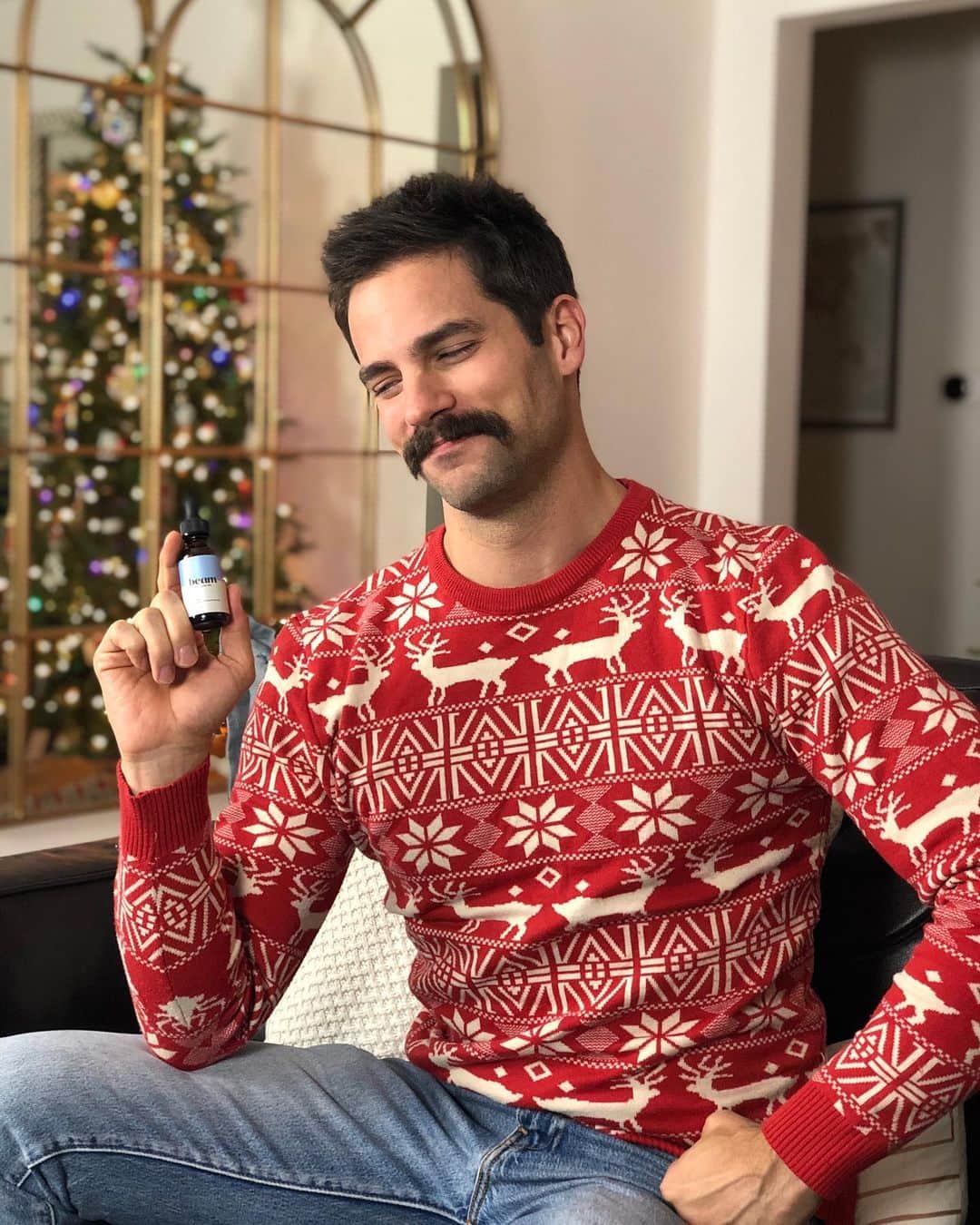 ブラント・ドーハティのインスタグラム：「#AD Need some help relaxing and recovering this holiday season? Try @BEAM CBD. BLACK FRIDAY: 30% off all orders over $50, or use my code BRANT15 for 15% off. Beam is 100% THC free, so enjoy all the benefits without the other effects and it even passes THC testing! There are protein bars, oils and even salves for aching muscles. They have some great Black Friday and Cyber Monday deals, so check them out‪! (Link in bio) http://bit.ly/2Djmw10」