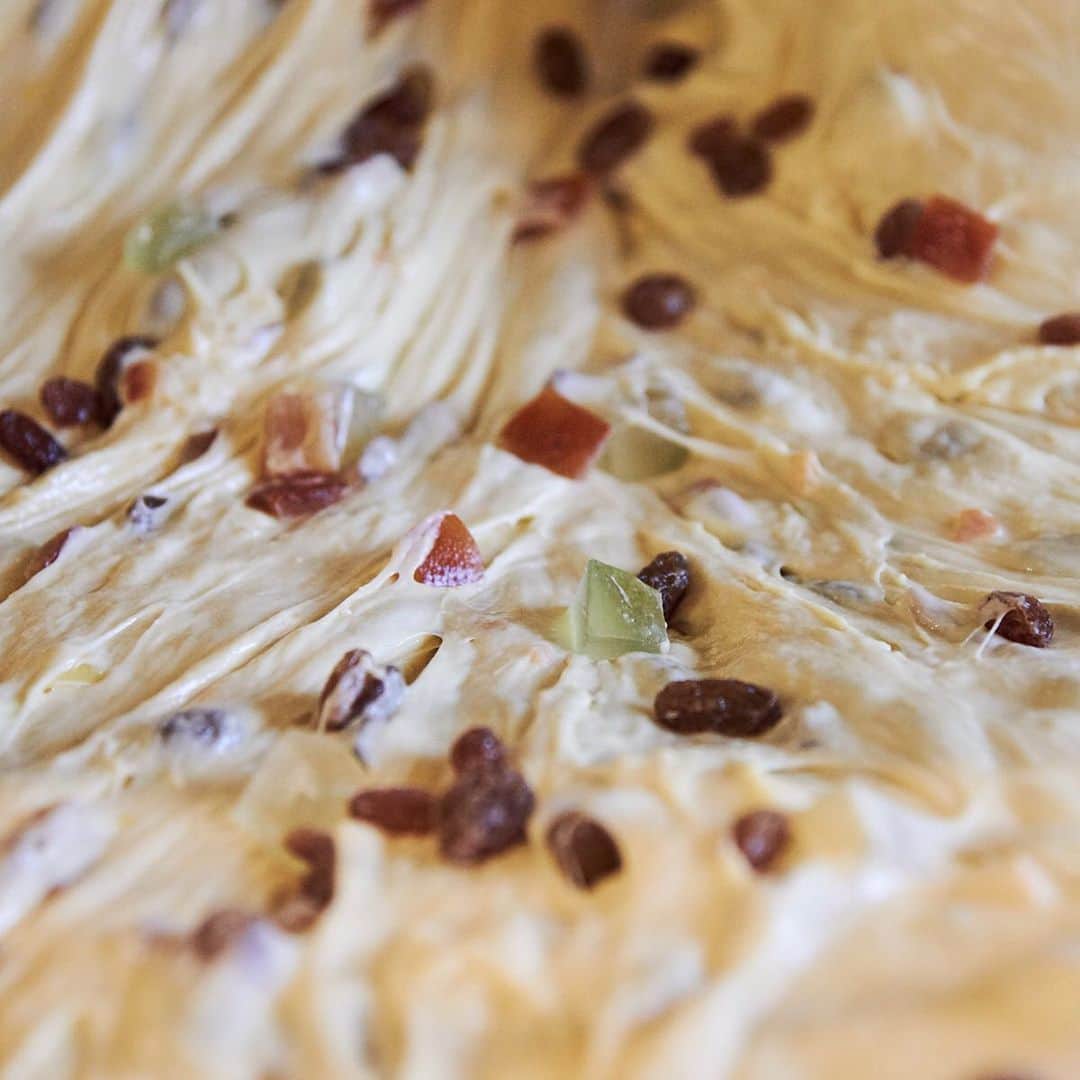 のインスタグラム：「Discover the making of the magical desserts created in collaboration with @fiasconaro_srl as the typical Milanese panettone is revisited with the flavours of Sicily.  #DGPanettone #Fiasconaro #DGFattoAMano」