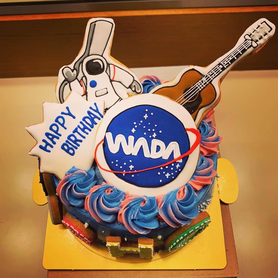 のインスタグラム：「今日は夫の「和田唱一人宇宙旅行」のライブでした。一足早い誕生日の、かわいい宇宙ケーキ、WADAクッキーのお祝い、ありがたいですね🎂🍪 今度大阪ライブファイナルあるのにもかかわらず、大阪から、北海道から、アメリカ🗽🇺🇸から❗️ライブに来てくださる方が。👏😆✨🎹 今日は夢の中で宇宙旅行したい気分です🚀😄おやすみなさい😴⭐ #横浜ランドマークホール #和田唱」