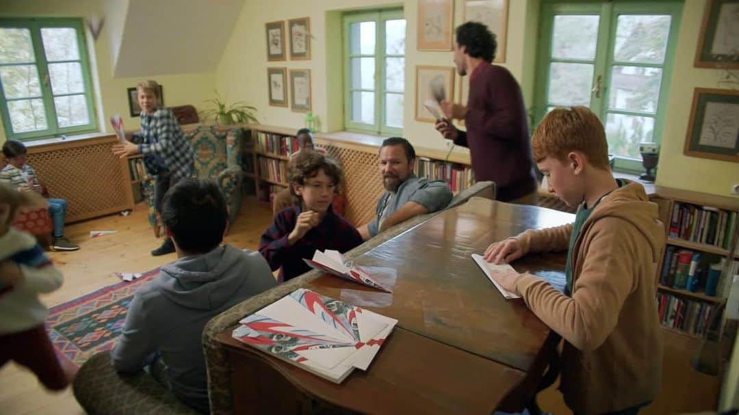 HP（ヒューレット・パッカード）のインスタグラム：「65% say the worst thing about the holidays is the time spent on screens. Enjoy your Holiday the real way with over 250 hours of printable activities.」
