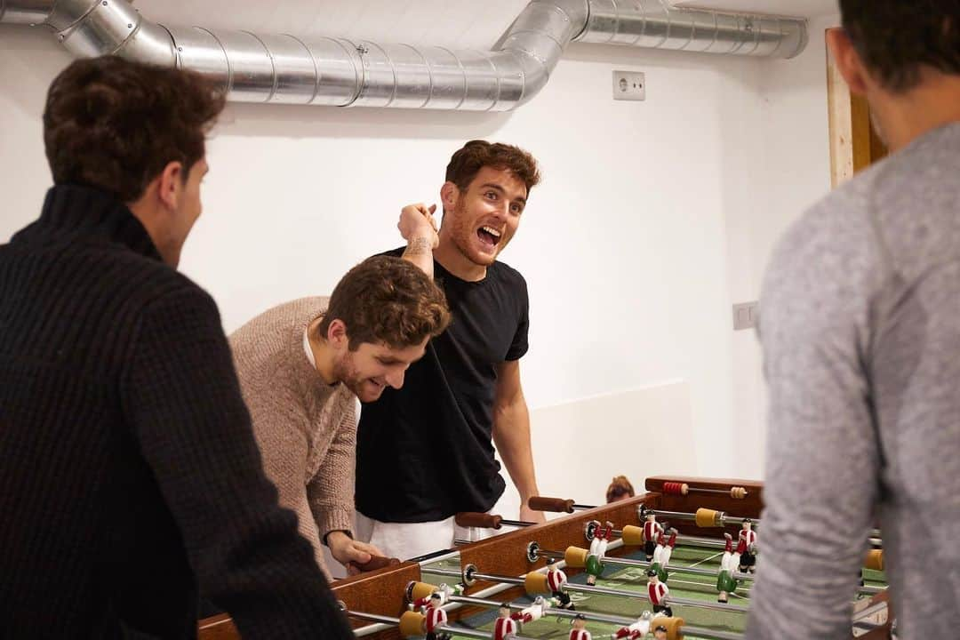 イバイ・ゴメスさんのインスタグラム写真 - (イバイ・ゴメスInstagram)「Fun time with friends!✌🏼😀 ¿Os gusta jugar al futbolín? Queremos saber vuestras normas, que tenemos discrepancias...😅 ¿Vale parar la pelota con la línea de ataque? ¿Gol con el portero vale doble? Os leemos 👀」11月30日 1時00分 - ibaigomez