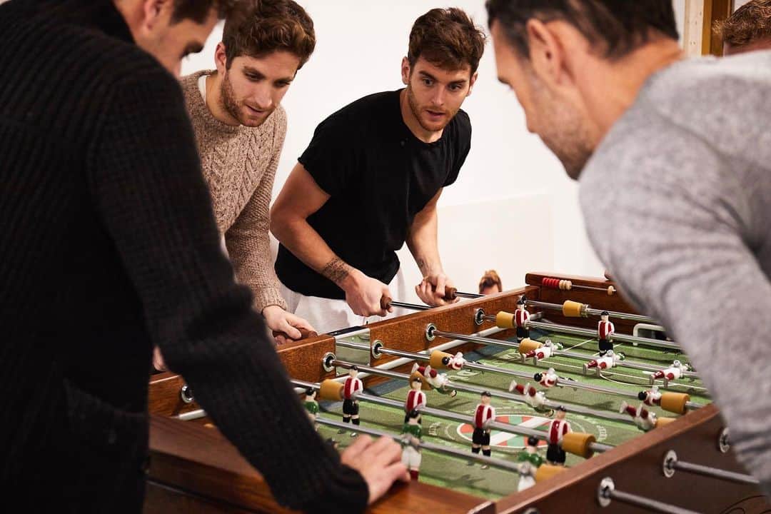 イバイ・ゴメスのインスタグラム：「Fun time with friends!✌🏼😀 ¿Os gusta jugar al futbolín? Queremos saber vuestras normas, que tenemos discrepancias...😅 ¿Vale parar la pelota con la línea de ataque? ¿Gol con el portero vale doble? Os leemos 👀」