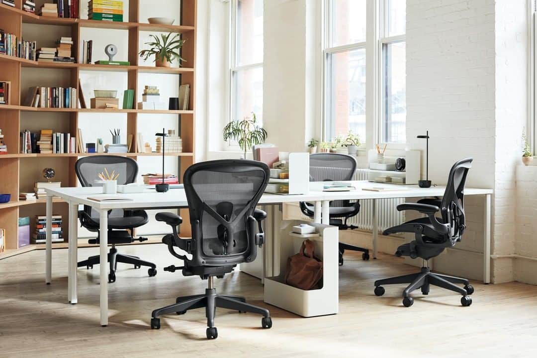 Herman Miller （ハーマンミラー）さんのインスタグラム写真 - (Herman Miller （ハーマンミラー）Instagram)「The sale is winding down, so nows the time to outfit your perfect home office or small team HQ with the best in work-focused design. We’ve got you covered from 9 – 5, and for any overtime, too. Take 15% off everything Herman Miller, plus enjoy free shipping, through December 3.  Sale available in the U.S. and Canada only.」11月30日 1時00分 - hermanmiller