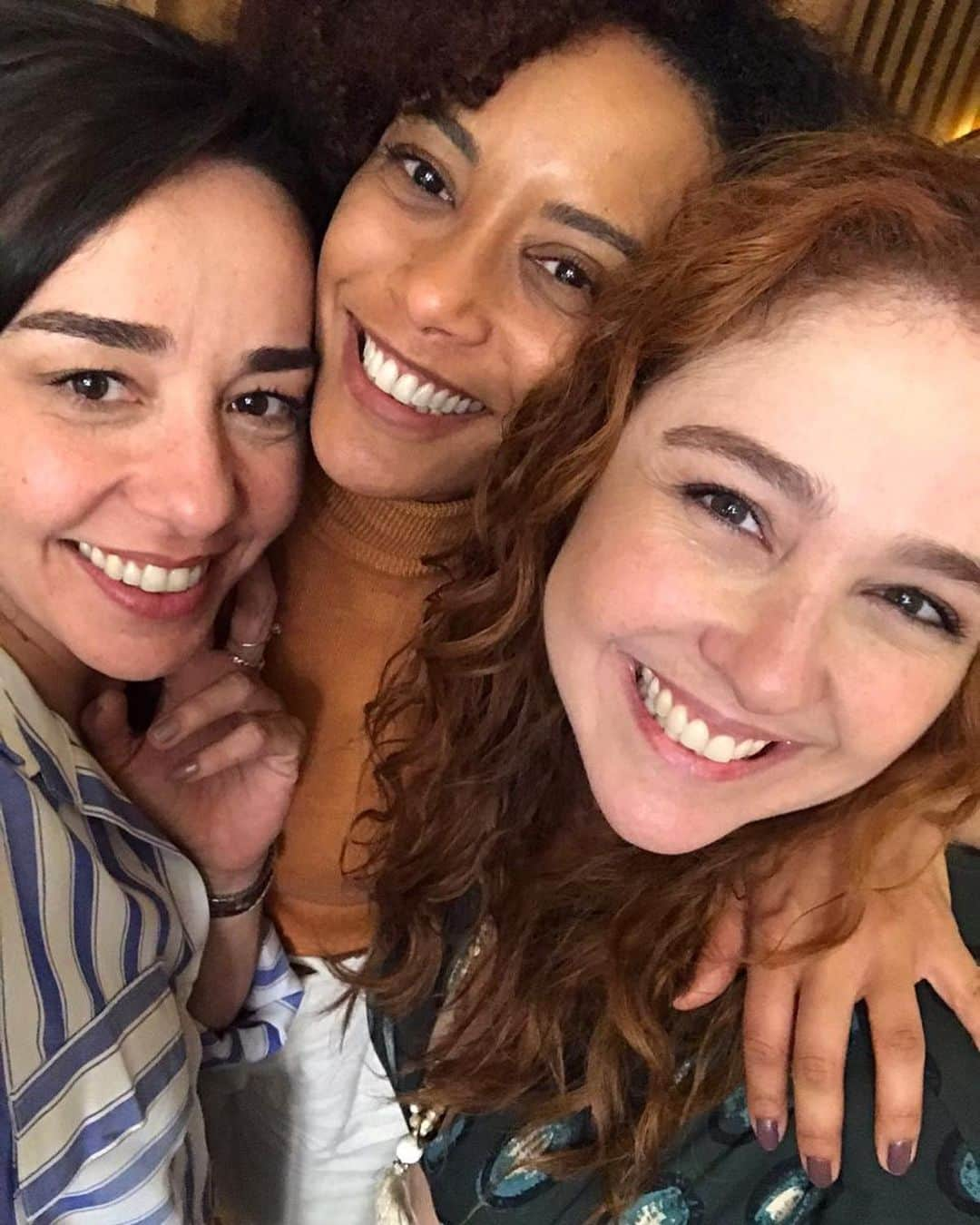 Tais Araújoさんのインスタグラム写真 - (Tais AraújoInstagram)「Senhoras e senhores, com vocês, @clarissakiste e @deboralamm, minhas irmãs e fortaleza em #AmorDeMãe 👩🏻👩🏾‍🦱👩🏻‍🦰 Vitória, Natália e Miranda são #IrmãsDeMãe, filhas de pais diferentes e unidas por uma mesma mãe. Logo vocês vão conhecer as trajetórias de cada uma de nós e compreender como essas irmãs criam um círculo lindo de afeto e suporte em que uma pode contar com a outra para tudo. Assim como Vitória, só tenho a agradecer por ter comigo mulheres talentosas e inspiradoras que contam essa história tão potente 💕 Quero saber de vocês quem também vive essa relação de irmãos de pais ou mães diferentes. Quem aí tem uma história de #IrmãsDeMãe pra contar? Compartilhe comigo a história da sua família!」11月30日 1時03分 - taisdeverdade