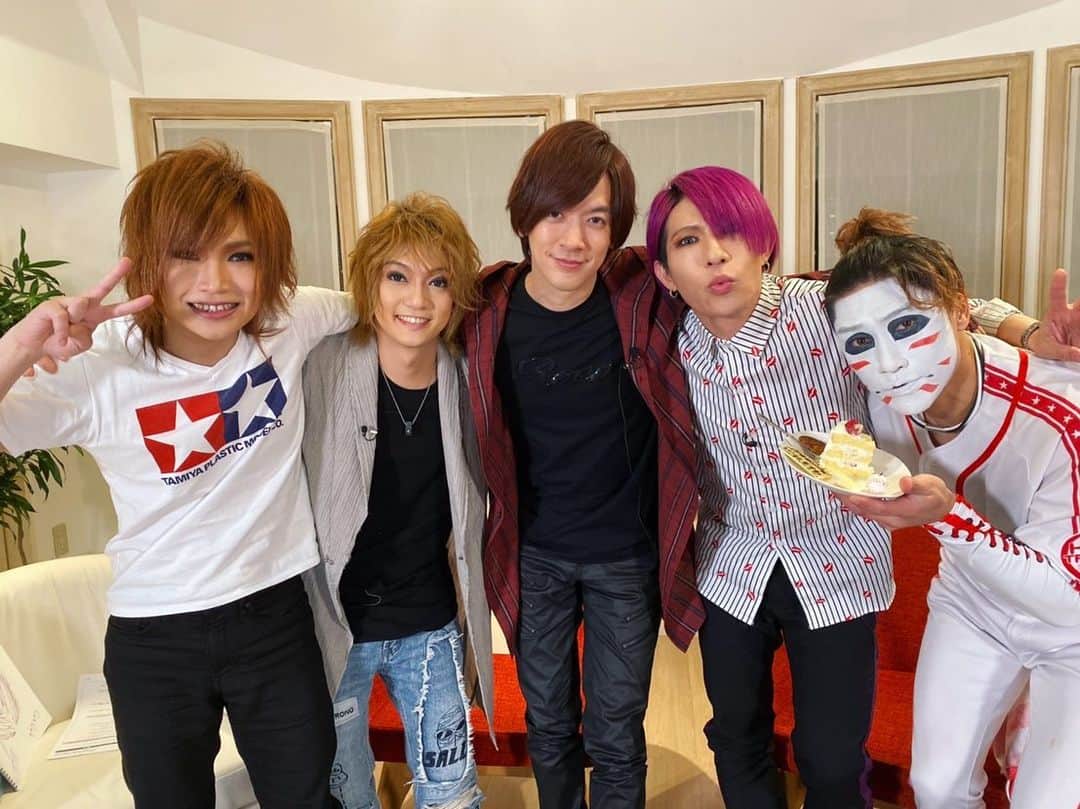 鬼龍院翔のインスタグラム：「DAIGO Pゲスト出演でした！DAIGOさん皆さんありがとうございました〜✨﻿ 面白かったねー！(^-^)﻿ さすがダイゴールデンボンバー✨﻿ ﻿ 首が痛い、TikTokにアップしといたよ📱﻿ DAIGOさんのロックステップに似てるぅぅ〜☺️笑」