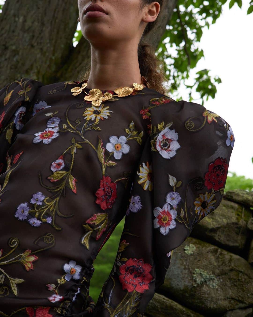 オスカーデラレンタさんのインスタグラム写真 - (オスカーデラレンタInstagram)「Puff piece. Elegant botanical embroidery on a dress with voluminous sleeves from the #odlrprespring2020 collection.」11月30日 1時17分 - oscardelarenta