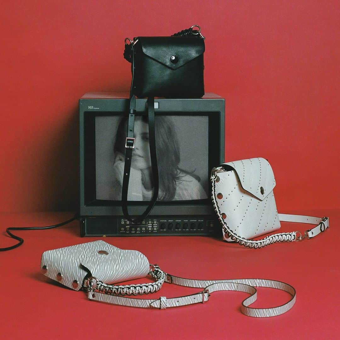 ラグ&ボーンのインスタグラム：「𝚂𝚎𝚛𝚒𝚎𝚜 𝚁𝚎𝚟𝚒𝚟𝚊𝚕: 𝚃𝚑𝚎 𝙰𝚝𝚕𝚊𝚜 𝚒𝚜 𝚋𝚊𝚌𝚔. 𝚂𝚑𝚘𝚙 𝚝𝚑𝚎𝚜𝚎 𝚊𝚗𝚍 𝚘𝚝𝚑𝚎𝚛 𝚕𝚎𝚊𝚝𝚑𝚎𝚛 𝚐𝚘𝚘𝚍𝚜 𝚍𝚞𝚛𝚒𝚗𝚐 𝚘𝚞𝚛 𝚋𝚕𝚊𝚌𝚔 𝙵𝚛𝚒𝚍𝚊𝚢 𝚜𝚊𝚕𝚎 𝚘𝚗 𝚗𝚘𝚠. #𝚛𝚋𝙷𝚈𝙶𝙸𝙵𝚃𝙶𝚄𝙸𝙳𝙴」