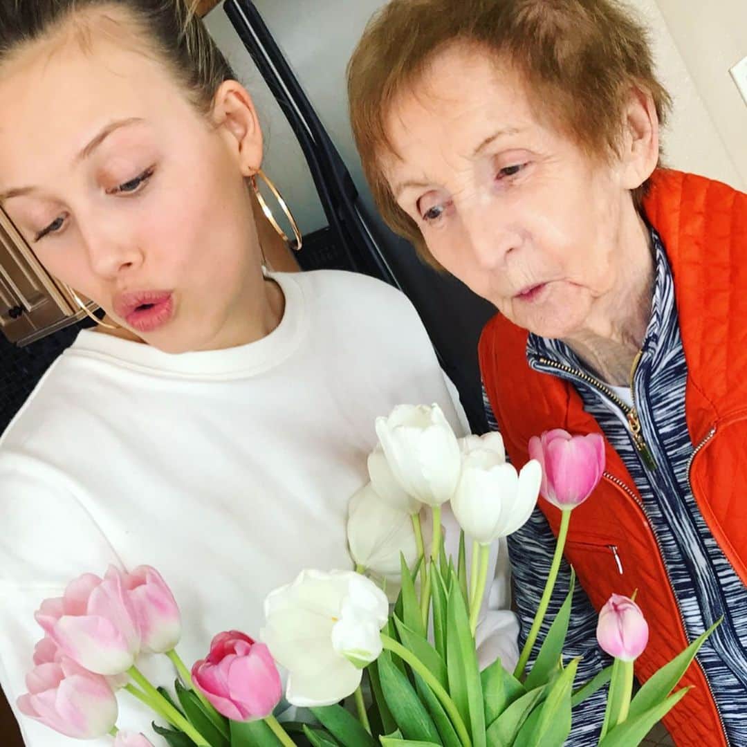 グレイシー・ドジーニーのインスタグラム：「perfecting our ooooh faces to celebrate queen Una Tuna’s 91st today! 👸 She’s really the most super de luxe lady that ever lived (ask anyone shes met...and handed a 💵 wrapped candy bar to) she’s the most generous, fun-loving, Irish lass around and I don’t know how I got so lucky to call her my grandma ♥️」