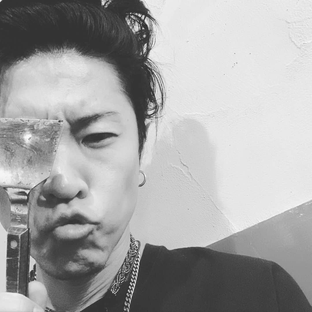 染谷俊のインスタグラム：「広島、歌えば尊し。。ありがとう。 あたたかくて、嬉しくて。。大事な歌もたくさん聴いてもらった。。 待っててくれた人、いろんな街から来てくれた人。 ありがとう。 大切な歌を書いたり歌ったりしてきた広島。 また来る、帰ってくるからね。 スタッフも少なく、ライブ写真もなかった今日だけど、広島写真、自分でとったぜよ！ 今日しか、多分歌わない歌も、今日聴いてもらえて嬉しかった！ リスペクトな先輩。誕生日おめでとう。 オレはまだ生きてるから、トキメキながら、命を生きてみようと思います。」
