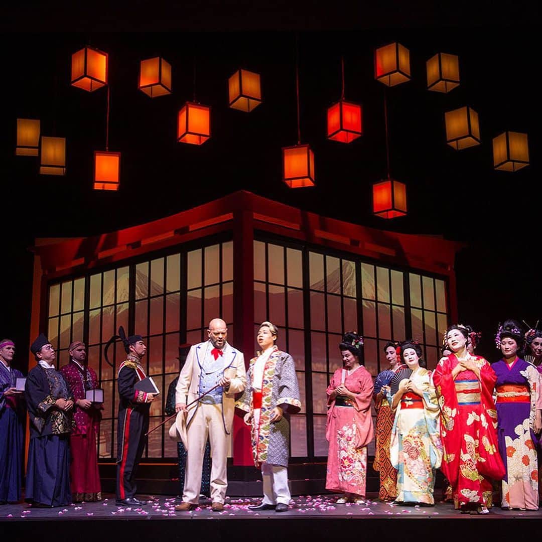 Anji SALZさんのインスタグラム写真 - (Anji SALZInstagram)「If you’re in Germany and like cultural events or theatre - Madama Butterfly 🦋 opera is currently showing! And I was not asked to promote it, actually the pink furisode with butterflies which is been worn by the lead was a kimono I sourced 👘 It’s so crazy to see it on stage 🤭 Read all about it on my blog (link in bio & story) Have you ever been to an opera? I have to admit I have never been 🙈💦 ドイツにて🇩🇪マダム・バタフライのオペラの蝶々夫人へ衣装提供させて頂きました❤️ 皆さんはオペラに行ったことありますか？😱 私はまだですね。この話についてはブログを更新しました！ www.salz-tokyo.com/blog 🦋🦋🦋 #madamabutterfly #kimono」11月30日 1時29分 - salztokyo