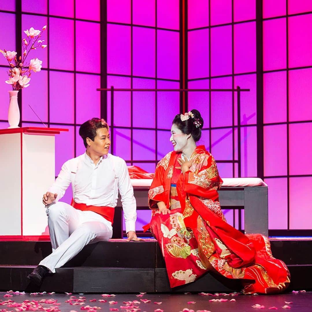 Anji SALZさんのインスタグラム写真 - (Anji SALZInstagram)「If you’re in Germany and like cultural events or theatre - Madama Butterfly 🦋 opera is currently showing! And I was not asked to promote it, actually the pink furisode with butterflies which is been worn by the lead was a kimono I sourced 👘 It’s so crazy to see it on stage 🤭 Read all about it on my blog (link in bio & story) Have you ever been to an opera? I have to admit I have never been 🙈💦 ドイツにて🇩🇪マダム・バタフライのオペラの蝶々夫人へ衣装提供させて頂きました❤️ 皆さんはオペラに行ったことありますか？😱 私はまだですね。この話についてはブログを更新しました！ www.salz-tokyo.com/blog 🦋🦋🦋 #madamabutterfly #kimono」11月30日 1時29分 - salztokyo