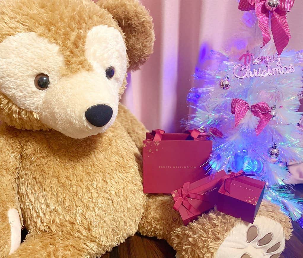 渡辺茉莉絵のインスタグラム：「#ダニエルウェリントン が2019年最大のセール#ブラックフライデー キャンペーンを12月2日までの期間やっているので早めの#クリスマスプレゼント をオーダーしてみたよ❄🎁💕 #腕時計 と#アクセサリー をセットで頼むと15%オフになるの〜♡ そして数量限定で一部商品がなんと50%オフになっているからこの機会にぜひチェックしてみて欲しいなん🥰💗 さらに《marie19》のクーポンコードを使うとそこからさらに15%になるという破格のサービスもしてるからこれを使って自分への#プレゼント を探すのもおすすめ😚⌚🌹 私は#ダニエルウェリントン32mm のかっちりめの時計と#ピンクゴールド の#指輪 をゲットしまちた💓 そして今年は欲しかった#クリスマスツリー も我が家に🎄 #ピンククリスマスツリー 可愛すぎてお気に入り♡ #danielwellington #danielwellingtonwatches #fashionwatch #watch #accessory #pinkgold #ring #blackfriday #blackfriday2019 #sale #christmas #christmastree」