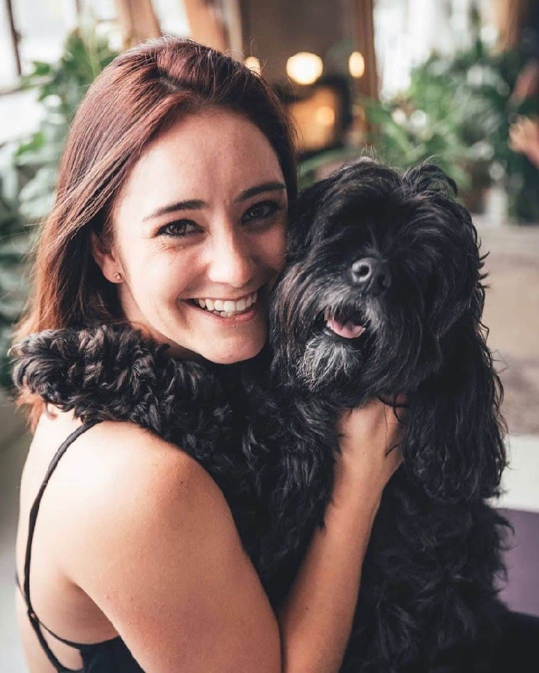 ケイトリン・オズモンドのインスタグラム：「A lover will give you a kiss . A friend will give you a hug . But a dog will give you her heart! . . So happy to be home to my little fluff ball. Rasquette always can make me smile no matter what. And how could she not? Look at that fur face!! Being away for so long, I’ve missed her a lot.  Love that she has not left my side since I walked through the door. . . No love is like the love of your pet. . 📸: @barbaraannsolomon  #unconditionallove #doglove #loveher @nulopetfood #healthiertogether」
