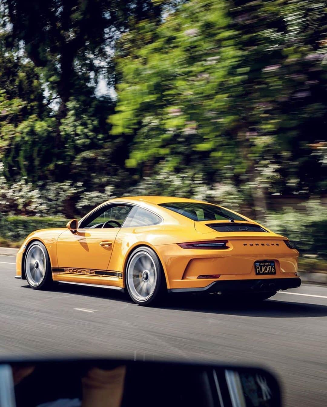 Porscheさんのインスタグラム写真 - (PorscheInstagram)「Whoever said Friday had to be black? (📸: @type7 | @kenozache) #Porsche #911」11月30日 1時54分 - porsche