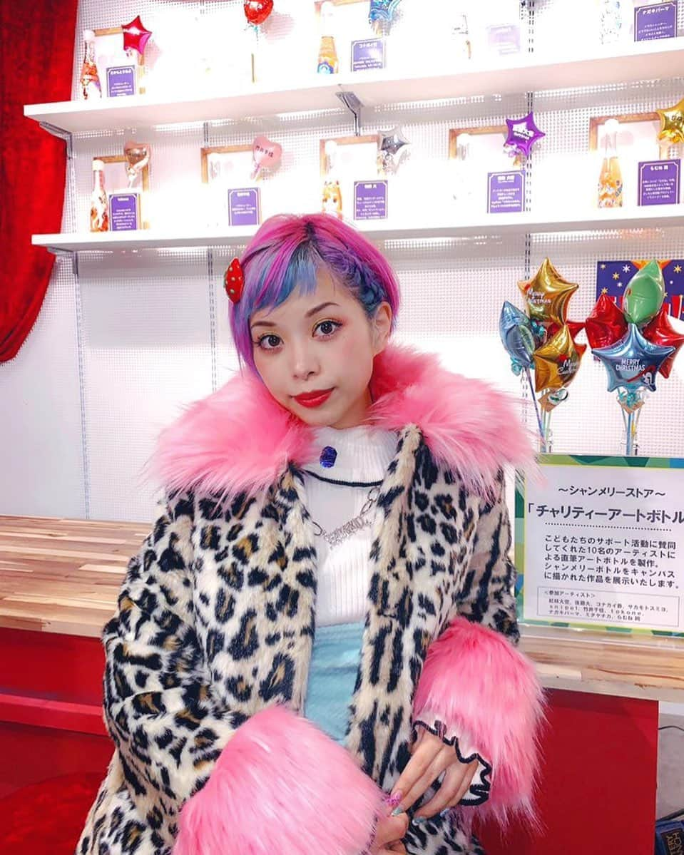 紅林大空さんのインスタグラム写真 - (紅林大空Instagram)「🥂❤️🎄 I’m taking part in a charity event!! Shibuya LOFT and #Chanmery association invited many KIDS for special X’mas party today.🍭 Some artists are supporting this project. Also I contributed my original chanmery art bottle design for the event!! Customers can enjoy looking our bottles until December 4th.♡ . 本日-12/4まで渋谷ロフトで開催中の #ロフトのシャンメリーストア にて、私のお絵かきボトルが展示されています❤️🌈 . 毎日夕方17時からは「こどもスナック」なる可愛いフリーイベントもやっていますので、お近くの方はぜひ遊びに行ってみてください❣️ .  #シャンメリー #shanmerry #こどもスナック #charityevent #dollskill @dollskill」11月30日 2時05分 - kurebayashiii