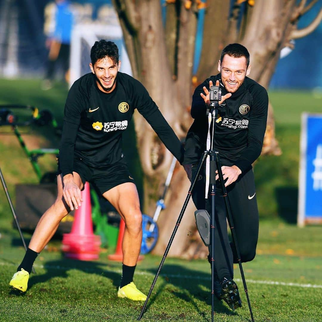 インテルナツィオナーレ・ミラノさんのインスタグラム写真 - (インテルナツィオナーレ・ミラノInstagram)「TODAY’S TRAINING 😃☀️🏃🏻‍♂️ #Inter #ForzaInter #Smile #Training #Football」11月30日 2時06分 - inter