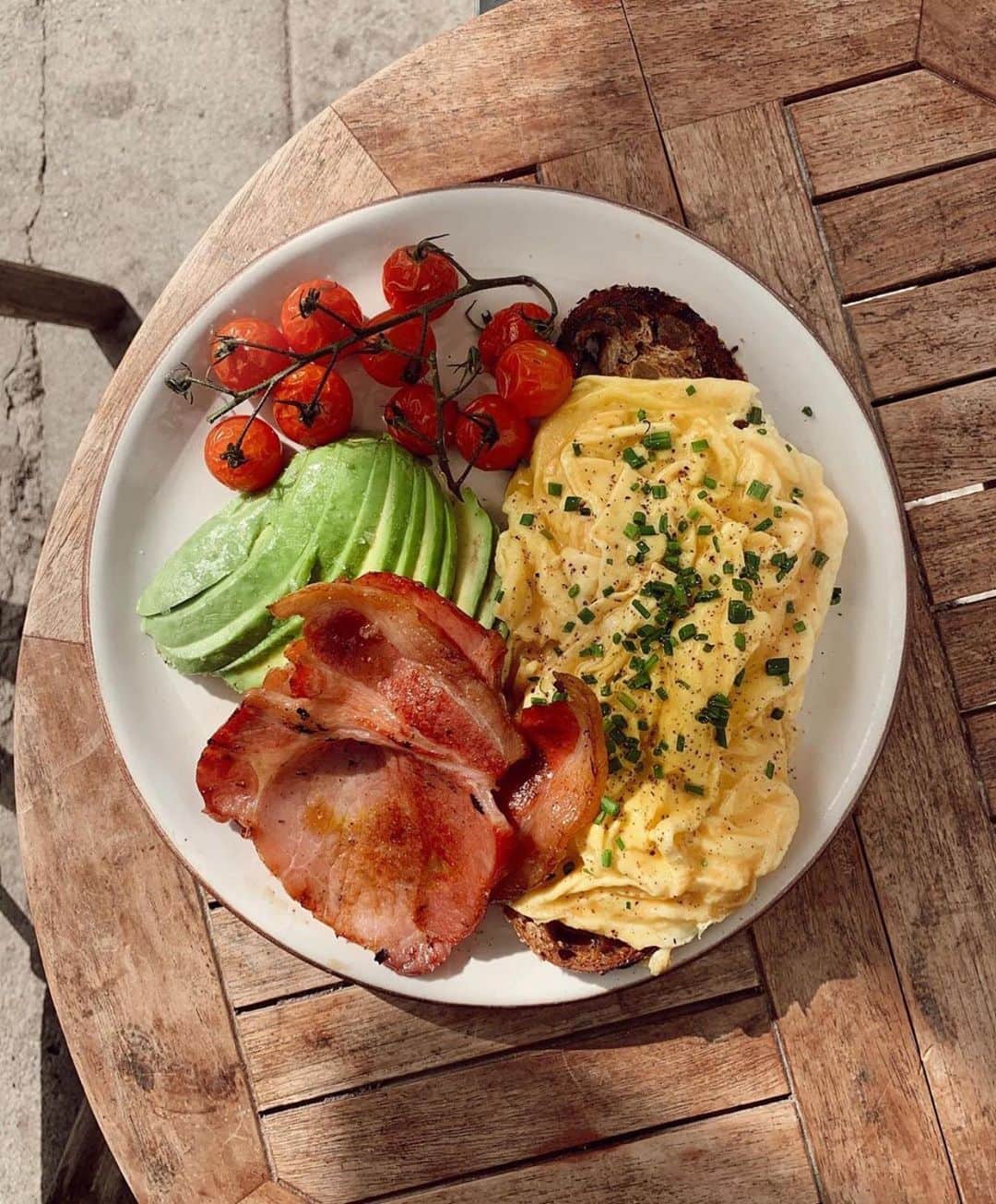 Eater LAさんのインスタグラム写真 - (Eater LAInstagram)「Great white breakie with soft scrambled eggs, chives, avocado, roasted tomato, bacon, Bub and Grandma's sesame loaf from @greatwhitevenice. 📸: @olive.eeeats. Hashtag #eaterla on your best photos for a chance to be featured.」11月30日 2時08分 - eater_la