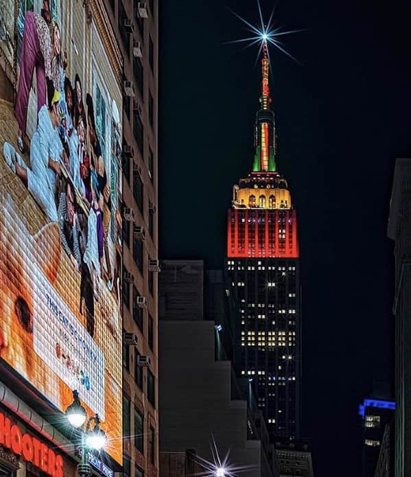 Empire State Buildingさんのインスタグラム写真 - (Empire State BuildingInstagram)「Gobble till you wobble! 🦃 . Our festive dynamic lights continue tonight in honor of #Thanksgiving. 🍴 . 📷: @sr.kiss  #EmpireStateBuilding」11月30日 2時08分 - empirestatebldg