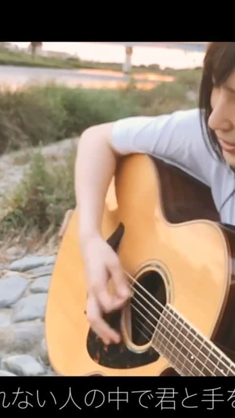 のインスタグラム：「1stシングル「君の隣で」  作詞作曲:中崎絵梨奈 編曲:小椋健司（@oguoguoguo ）  フル🎥youtu.be/Il9h0NZbrbc  12/28（土）⏰11:45〜 @月見ル君想フ 1stソロワンマンライブチケット発売中🎸」