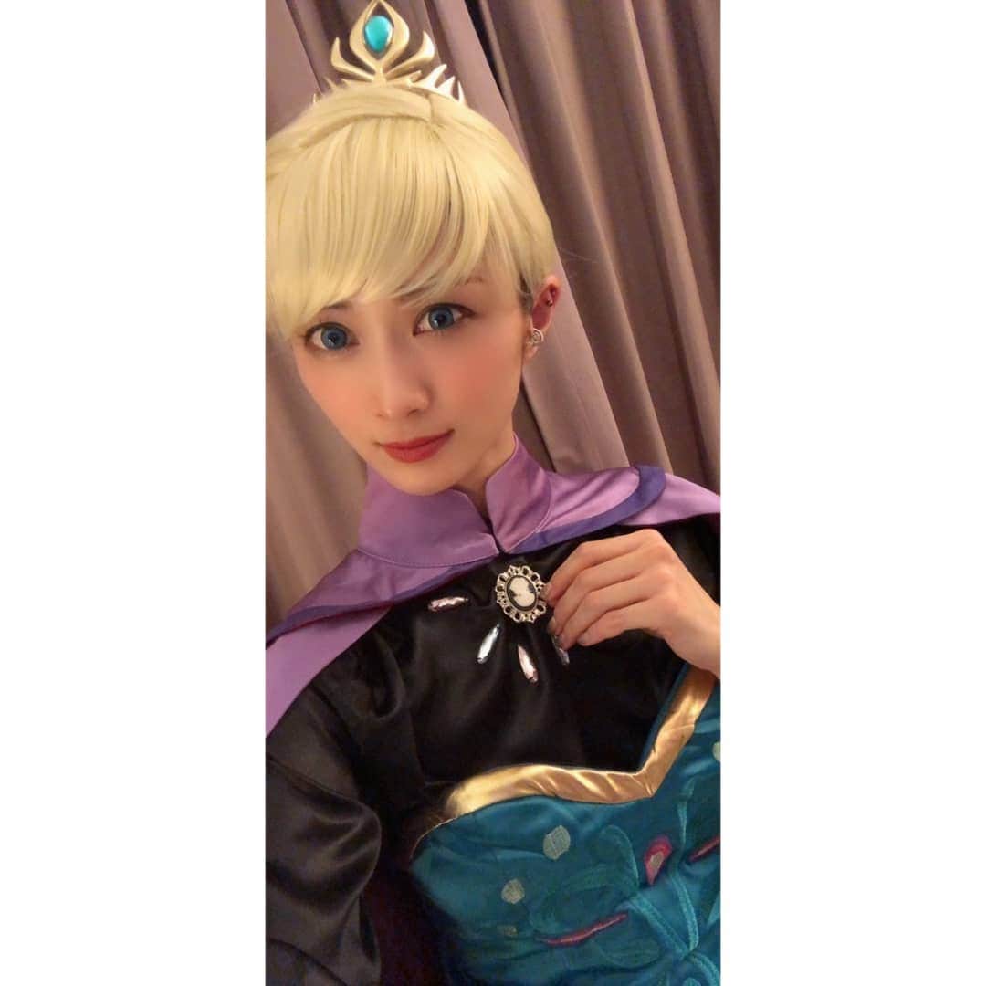 のインスタグラム：「👑❄️ 今回は旅先で撮影してました📷 そしてこのティアラ、スタッフさんが一番クオリティ高くて可愛いのを見つけてきてくれたのです🤭💙 ・ ・ #ayasachannel #ヲタリスト  #バイオリン #弾いてみた #violincover #violinist #バヨリン弾き #5string #5弦バイオリン #アナと雪の女王2 #アナ雪2 #frozen2 #cosplay #エルサ #elsa #アナ雪コスプレ #エルサコスプレ #エルサ戴冠式 #エルサティアラ #イントゥジアンノウンチャレンジ」