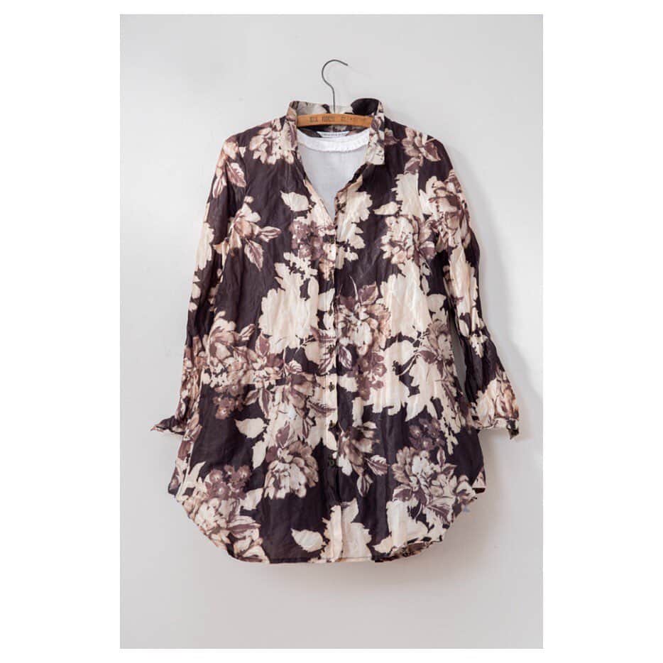キャベジズ&ローゼズさんのインスタグラム写真 - (キャベジズ&ローゼズInstagram)「The Patrick Shirt. Made from soft and dreamy floral taffeta. Wear with the Charlotte Aran Sweater for added panache. Swipe to see more #floralshirt #neutralsweater #scottishknitwear #printspiration #slowfashion #antiblackfriday #madeintheuk🇬🇧 #buttonupshirt #cabbagesandroses #cabbagesandrosesfashion @christina_strutt @cabbagesandroses_shop 👆Link In Bio👆」11月30日 2時27分 - cabbages_and_roses