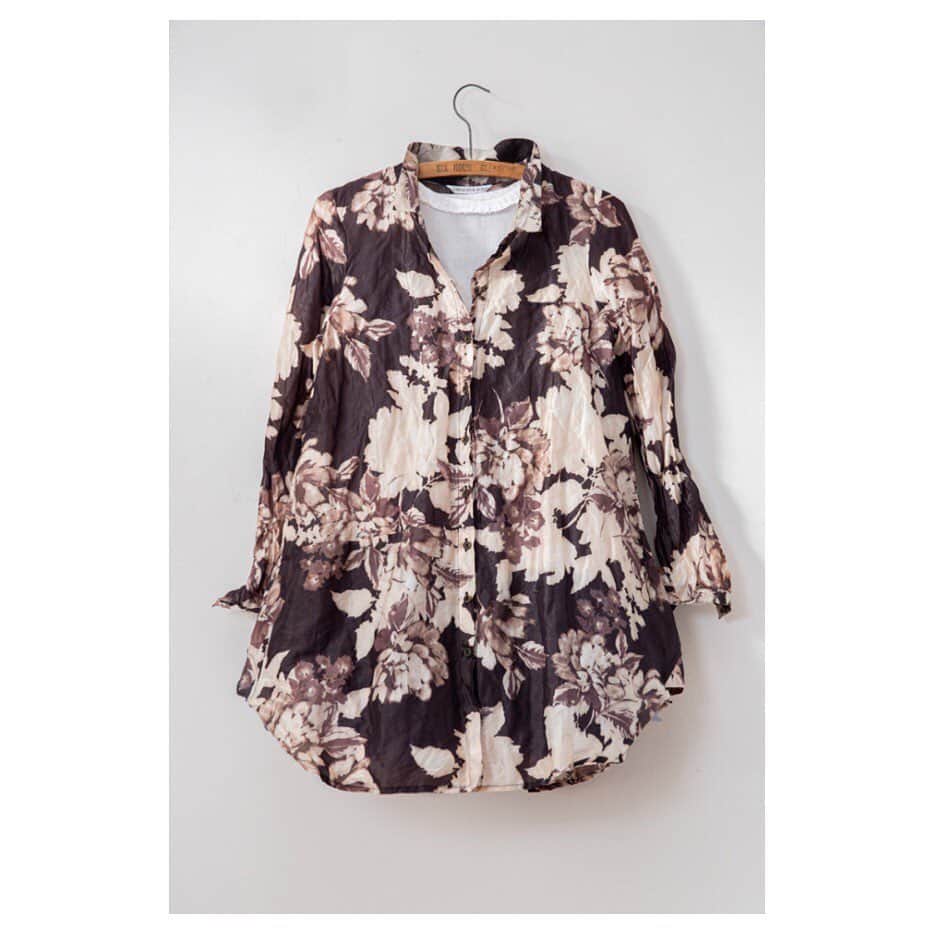 キャベジズ&ローゼズのインスタグラム：「The Patrick Shirt. Made from soft and dreamy floral taffeta. Wear with the Charlotte Aran Sweater for added panache. Swipe to see more #floralshirt #neutralsweater #scottishknitwear #printspiration #slowfashion #antiblackfriday #madeintheuk🇬🇧 #buttonupshirt #cabbagesandroses #cabbagesandrosesfashion @christina_strutt @cabbagesandroses_shop 👆Link In Bio👆」