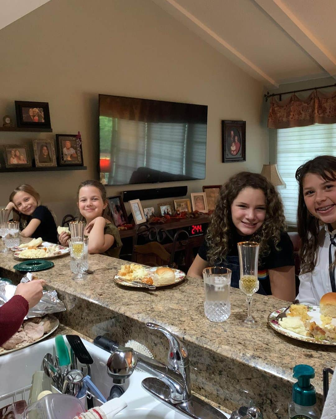 ジョディ・スウィーティンさんのインスタグラム写真 - (ジョディ・スウィーティンInstagram)「Yesterday’s turkey day festivities with the family! We had so much food and so many laughs... it was a perfect day! Now, to lay on the couch and recover from my overindulgence. #grateful #happythanksgiving #family #somuchfood #wontmovefordays」11月30日 2時32分 - jodiesweetin