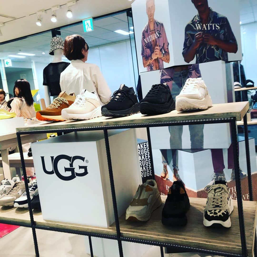 はらさんのインスタグラム写真 - (はらInstagram)「#UGG #展示会 #担当の高見さんありがとうございます #藤田家のみなさんと どれも可愛かった UGGのサンダルは夏サーファーが海から上がったあと体温を冷やさないために使ってるサンダルなんだって！羊毛を使っているんだよ！ なのにデザイン可愛い！！ そして冬、ムートン最高🙇‍♀️」11月30日 2時32分 - univershara