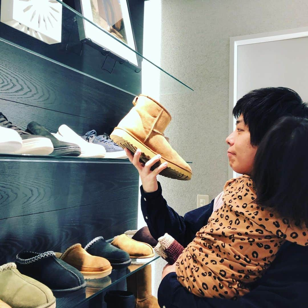 はらさんのインスタグラム写真 - (はらInstagram)「#UGG #展示会 #担当の高見さんありがとうございます #藤田家のみなさんと どれも可愛かった UGGのサンダルは夏サーファーが海から上がったあと体温を冷やさないために使ってるサンダルなんだって！羊毛を使っているんだよ！ なのにデザイン可愛い！！ そして冬、ムートン最高🙇‍♀️」11月30日 2時32分 - univershara