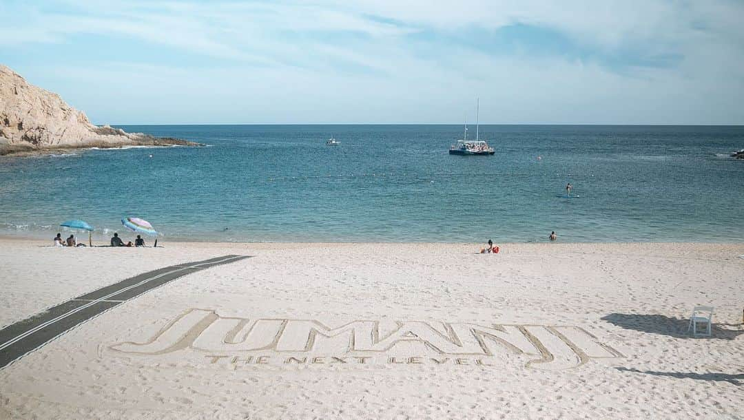 ドウェイン・ジョンソンさんのインスタグラム写真 - (ドウェイン・ジョンソンInstagram)「Our JUMANJI: The Next Level global press junket in Cabo San Lucas, Mexico 🇲🇽 will go down as one of the greatest - if not, the greatest press junket of all time 👏🏾👏🏾🥃 Our film, Jumanji is so much FUN and my hope was that our junket to reflect that “next level” of fun for our press friends, cast and filmmakers to experience.  This is a personal, THANK YOU to the beautiful MONTAGE Hotel @montageloscabos for your outstanding service, creativity and treatment of our entire Jumanji family.  I will return.  And to my partners, SONY PICTURES - thank you ALL for your committed, tireless, brilliant work on executing such a hugely successful junket.  We raised the bar!  Well done, team.  Still much work to accomplish.  Onward.  #globalpressjunket  #montage #cabosanlucas  #sony #jumanjithenextlevel  In theaters December 13th 🌍」11月30日 2時34分 - therock