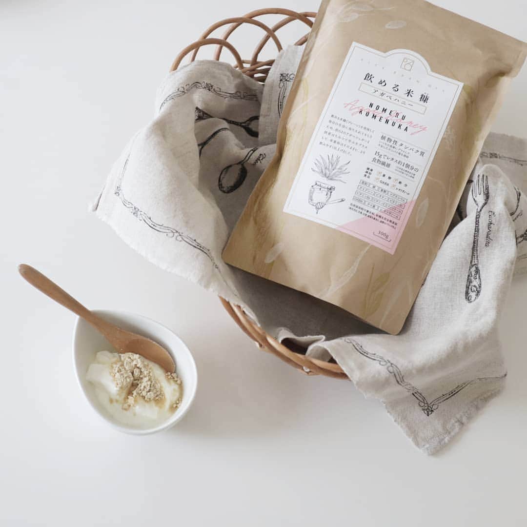 Eri Satoのインスタグラム：「@0.6ricebranoil さまから #飲める米糠 アガベハニーを頂きました🤗  素敵な方が米糠を飲んでると聞いて、ずっと気になっていたもの。 タンパク質や食物繊維など様々な栄養素が豊富らしいんですが、気になるのはそのお味🤔  試しにヨーグルトをかけてみましたが、きなこみたいな感じでとっても食べやすい！アガベシロップとはちみつの優しい甘さだけでも充分で、娘もペロリ😋 米糠初心者におすすめですよ✨  @0.6ricebranoil のお店も行きたいし、米油などの他の商品も気になる😌パッケージも可愛いので、健康志向のお友達へのプレゼントにも良さそうです💕  #06ricebranoil#06ricebranoil南青山#腸活#米糠#米ぬか#美容#健康#ヨーグルト#子どものおやつ#おやつ」