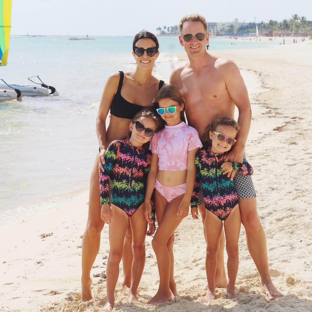 ルーク・ドナルドのインスタグラム：「Thanking my lucky stars for this group of ladies 👨‍👩‍👧‍👧 Wishing everyone a Happy Thanksgiving from The Donalds #grateful #Family #sun #Sand #beach ❤️」