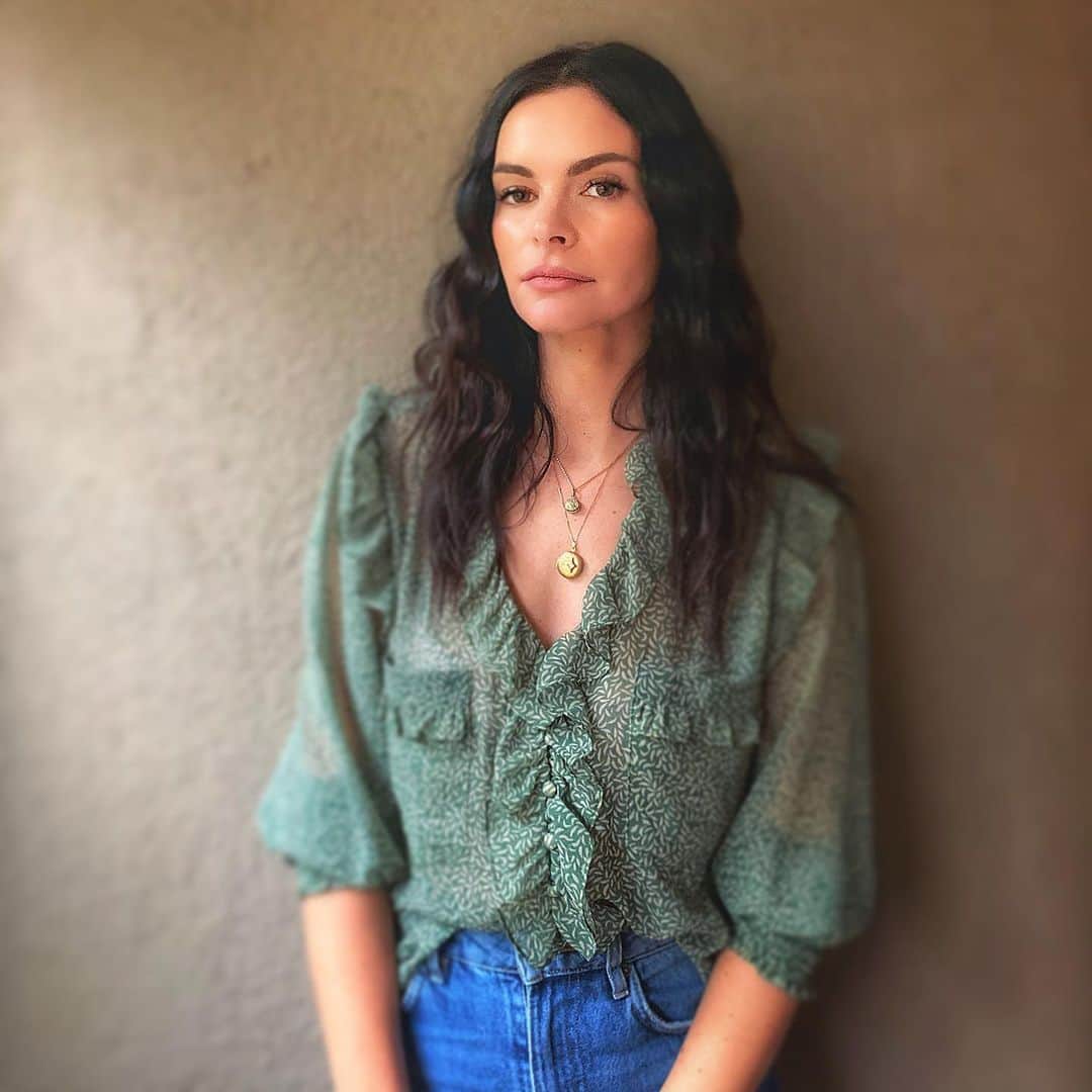 ケリー・オックスフォードのインスタグラム：「It’s my birthday.  I’m 42 today. I can’t believe my 41st year was the best year of my life.  In 2019 I’ve been most thankful for my kids, Adrian, family, friends, everyone who believed enough in me to invest in my movie and vision. 2020 is going to be something I’m not sure I’m emotionally equipped for, but with these people around me, I’ll be okay.」