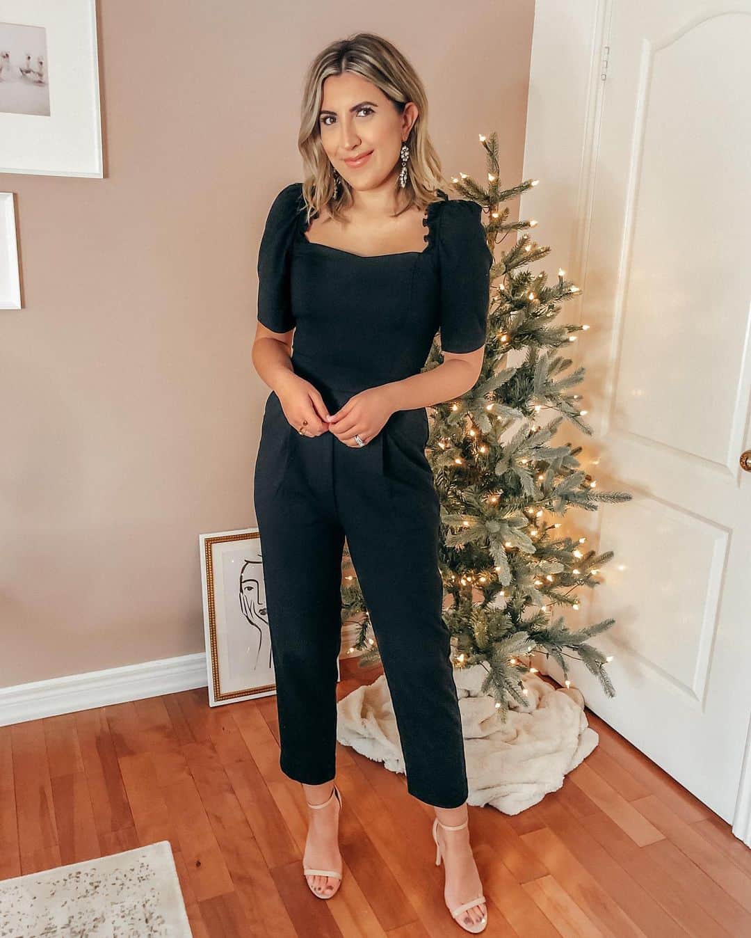 Stephanie Sterjovskiさんのインスタグラム写真 - (Stephanie SterjovskiInstagram)「ALL the SALES 💫 and all the things I’ve loved (Sherpa Sherpa Sherpa), worn (cozy slippers, pjs and holiday party lewks) and have been most popular sellers with you guys linked right here (+ a list of more coupon codes/sales on the blog today)!! Are you shopping Black Friday this year? . Details linked here and in my bio: http://liketk.it/2HyDa @liketoknow.it #liketkit #LTKsalealert #LTKholidaystyle #LTKholidaygiftguide #blackfridaysales #cyberweek2019 #aeriereal #abercrombie #christmaspjs」11月30日 2時51分 - stephsjolly