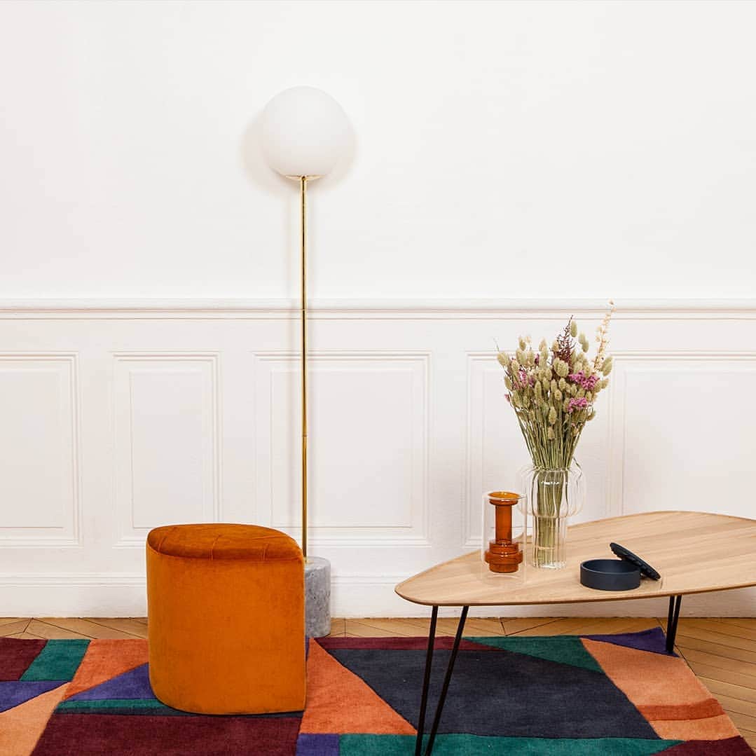 ベンシモンのインスタグラム：「Inspirations géométriques, couleurs lumineuses et formes élégantes, chaque saison, nous réinventons nos pièces iconiques à travers notre collection Maison Bensimon, et dénichons de talentueux créateurs aux quatre coins du monde. 🌎✨ ​🇬🇧 Geometric inspirations, shimmering colours and elegant shapes, every season we reinvent our iconic pieces through our Maison Bensimon collection, and find talented designers from all over the world. 🌎✨ Fleurs séchées @ikebanart ​Set design @camille.jg ​Photo @making_on ​#bensimon #bensimoncollection #paris #shooting #deco #interiordesign  #home #interior #interiors」