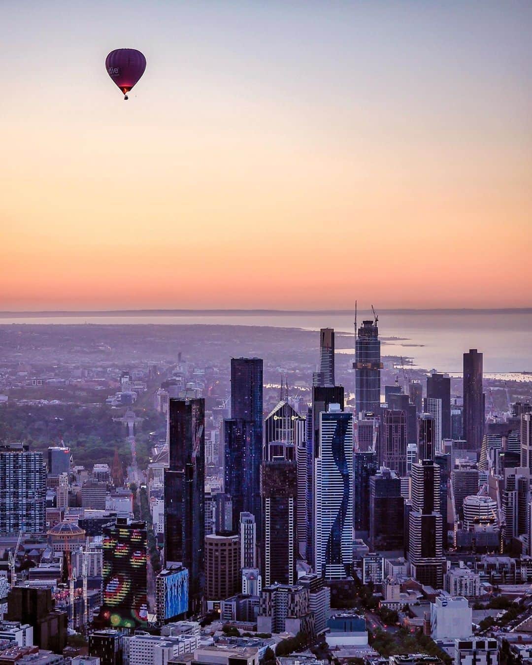 Australiaさんのインスタグラム写真 - (AustraliaInstagram)「Today we’re rising above it all in @visitmelbourne. 🎈@lukesphotographymelbs captured this breathtaking scene on a #hotairballoon flight over #Melbourne with @globalballooningaustralia at #sunrise. See the city’s iconic skyscrapers and the #YarraRiver from above, and plan your day from up here. Depending on the wind direction of the day, you could be floating over @eureka_skydeck, @mcg and @royalbotanicgardensvic.  #seeaustralia #visitvictoria #visitmelbourne #melbournelocal #sunrise」11月30日 3時00分 - australia