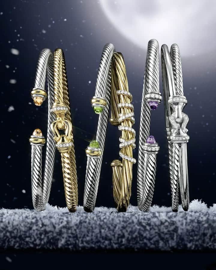 デビッドヤーマンのインスタグラム：「All the jingle ladies 🎶 Now put your hands up! Tap our bio link to shop our Cable bracelets. #DavidYurman」