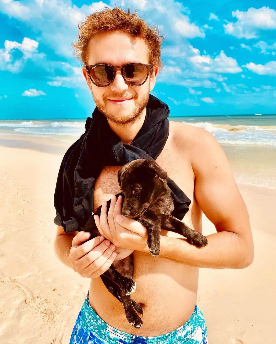 ゼッドさんのインスタグラム写真 - (ゼッドInstagram)「found this cute little puppy on the beach in tulum 😍」11月30日 3時15分 - zedd