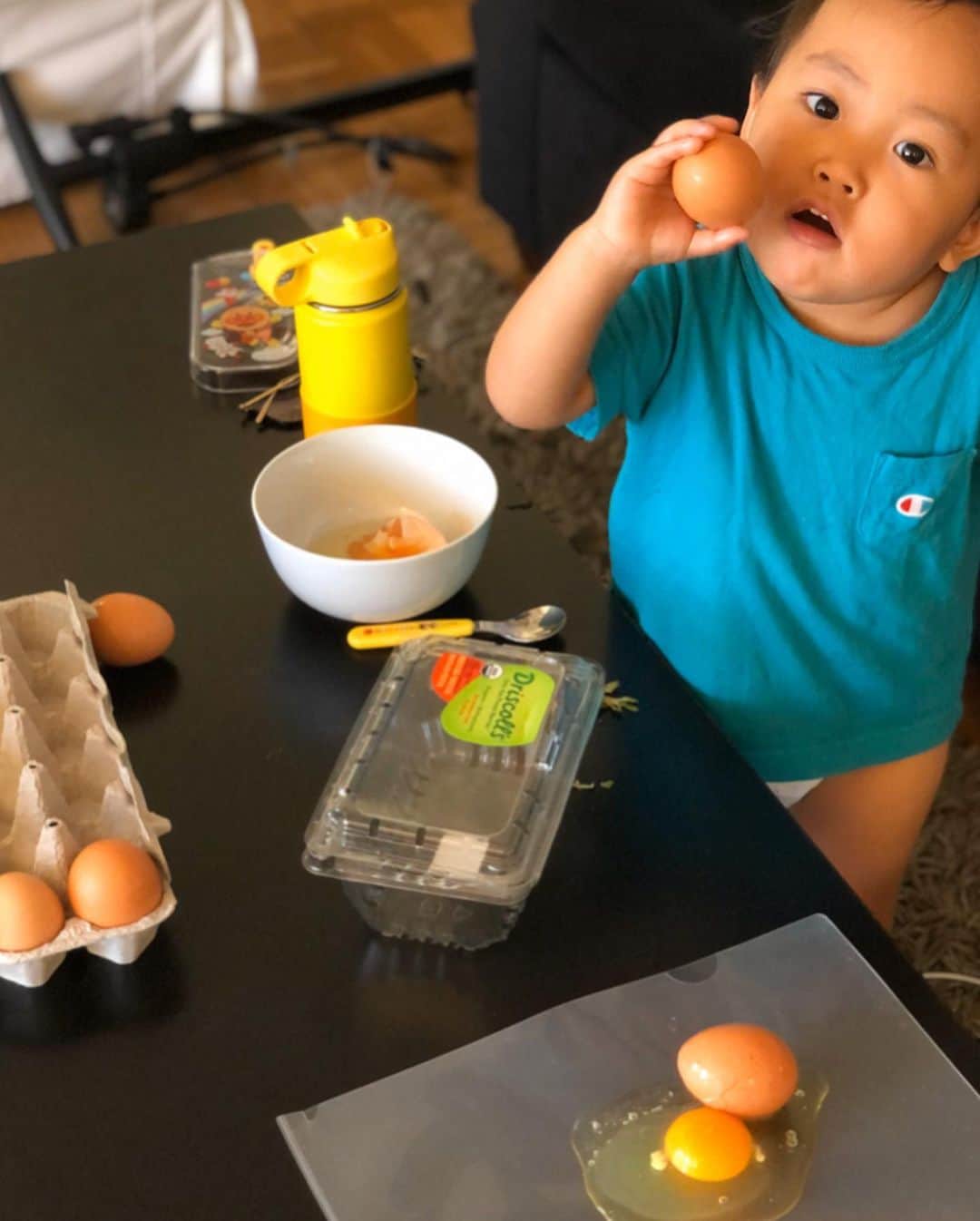 迫田愛子さんのインスタグラム写真 - (迫田愛子Instagram)「可愛いミニーちゃんと一緒にお料理🍳❤️笑  息子、たまご割るのにハマってます。 きっかけはイタズラ😂  毎朝一緒に割って、それを目玉焼きにしたり卵焼きにしたり蒸したまごにしたり。。 たまご割りの楽しさを覚えてからLA滞在後半の朝食はたまご祭り🥚🥚🥚w  #la #lalife  #ママ #mammy #baby #babyboy #男の子ママ#生後27ヶ月 #2歳3ヶ月 #2歳 #8月生まれ」11月30日 9時02分 - aiko_esnail