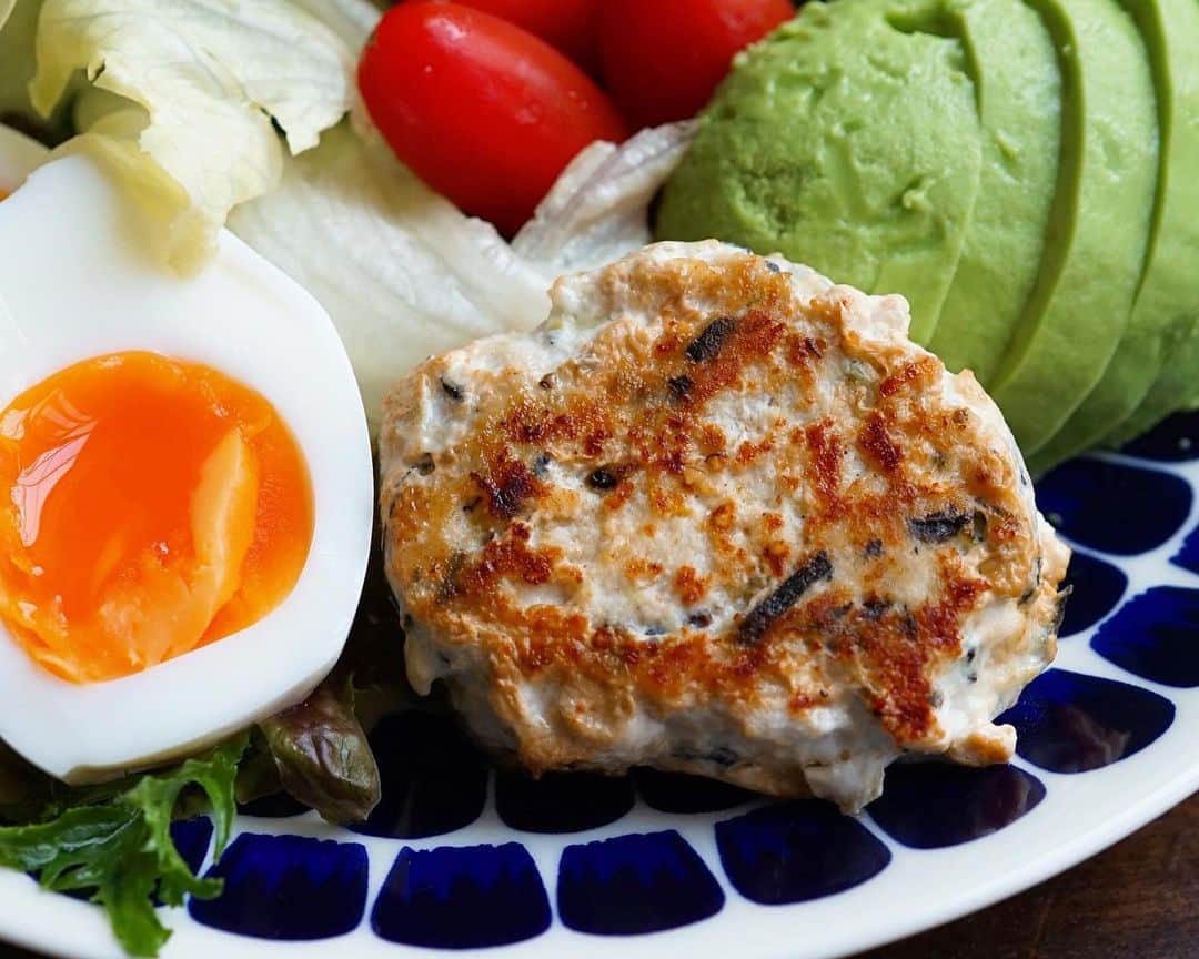 hirokoさんのインスタグラム写真 - (hirokoInstagram)「🌱2019.11.30（土）﻿ ✽.｡.:*・ﾟ #hiroponの朝ごはん﻿ #hiroponのワンプレートごはん ﻿ #糖質制限中 の朝ごはん﻿ 鶏むね肉と豆腐のハンバーグでタンパク質アップ﻿ ﻿ 鶏むね肉をフープロで粗めのミンチにし﻿ 水切りした木綿豆腐を加え軽くガァ〜﻿ ひじきを加え塩こしょうで味付け﻿ 50gのハンバーグを作る﻿ 冷凍ストックしておくと便利です﻿ 小さめのお団子にしてスープに入れても美味しいよ﻿ ﻿ menu📝﻿ ▪︎#鶏むね肉と豆腐のハンバーグ﻿ ▪︎ゆで卵﻿ ▪︎野菜サラダ 50g﻿ ▪︎茹でブロッコリー﻿ ▪︎アボカド﻿ ▪︎ミニトマト﻿ ▪︎キウイ（小さめ1個）﻿ 🥝香川県産の#さぬきエンジェルスイート ﻿ ﻿ ✔︎糖質：8.9 ✔︎タンパク質；21.7 ✔︎267kcal﻿ （キウイ含む）﻿ ﻿ 朝のコーヒーはブラックに#MCTオイル を入れて﻿ ﻿ ﻿ 野菜サラダにはオメガ3を豊富に含むアマニ油をベースにした#日清アマニ油ドレッシング﻿ これ美味しいくてお気に入り👍﻿ ﻿ 日清アマニ油ドレッシング15g（大さじ1）﻿ ✔︎糖質；1.5 ✔︎タンパク質；0.2 ✔︎59kcal﻿ ﻿ ﻿ ﻿ .........The end 𖠚ᐝ﻿ #糖質オフ #糖質オフダイエット #lowcarbdiet #オリーブノート #オリーブノートアンバサダー #ヨムーノメイト #インスタフード #おうちごはん通信 #おうちごはんLover #くらしメイド #フーディーテーブル #マカロニメイト #デリミア #デリスタグラマー #バランスの良い食事 #朝ごはん #てづくりごはん365 #うちのシェフ #snapdish #macaroni #kurashirufood #locari_kitchen #lin_stagrammer﻿ ・」11月30日 8時58分 - hiropon0201