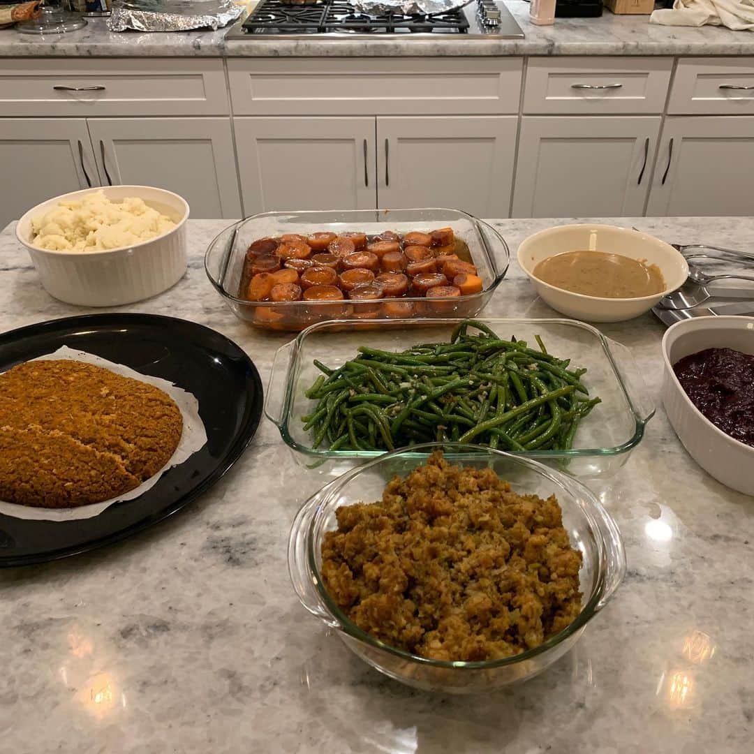 ロッチェル・エイツさんのインスタグラム写真 - (ロッチェル・エイツInstagram)「There’s so much to be grateful for! Family, present and in heaven, friends, and some good Vegan Food! My husband @cj121075 and his mom @katydidlinzy made a vegan meatloaf and gravy and I must say the flavors helped me to not miss Turkey. 😊😉 Hope you all enjoyed your Thanksgiving too! ♥️♥️🔅🔅🔅」11月30日 3時31分 - rochelleaytes4real