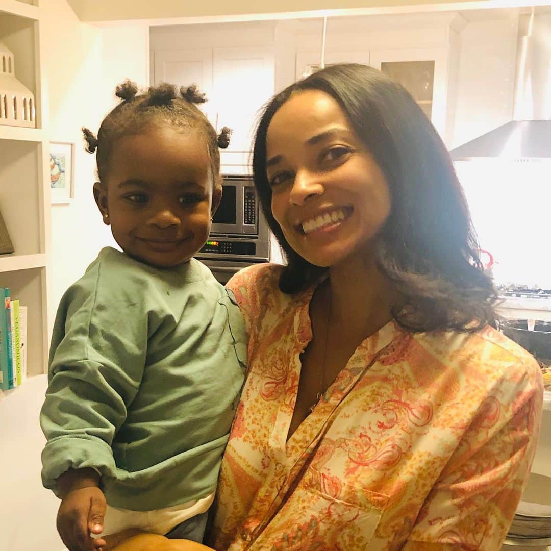 ロッチェル・エイツさんのインスタグラム写真 - (ロッチェル・エイツInstagram)「There’s so much to be grateful for! Family, present and in heaven, friends, and some good Vegan Food! My husband @cj121075 and his mom @katydidlinzy made a vegan meatloaf and gravy and I must say the flavors helped me to not miss Turkey. 😊😉 Hope you all enjoyed your Thanksgiving too! ♥️♥️🔅🔅🔅」11月30日 3時31分 - rochelleaytes4real