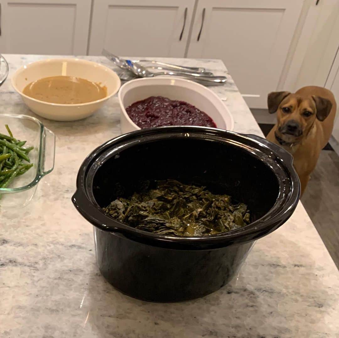 ロッチェル・エイツさんのインスタグラム写真 - (ロッチェル・エイツInstagram)「There’s so much to be grateful for! Family, present and in heaven, friends, and some good Vegan Food! My husband @cj121075 and his mom @katydidlinzy made a vegan meatloaf and gravy and I must say the flavors helped me to not miss Turkey. 😊😉 Hope you all enjoyed your Thanksgiving too! ♥️♥️🔅🔅🔅」11月30日 3時31分 - rochelleaytes4real