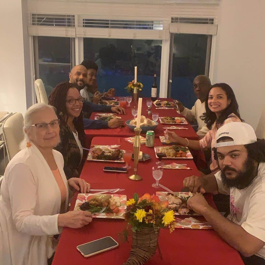ロッチェル・エイツのインスタグラム：「There’s so much to be grateful for! Family, present and in heaven, friends, and some good Vegan Food! My husband @cj121075 and his mom @katydidlinzy made a vegan meatloaf and gravy and I must say the flavors helped me to not miss Turkey. 😊😉 Hope you all enjoyed your Thanksgiving too! ♥️♥️🔅🔅🔅」