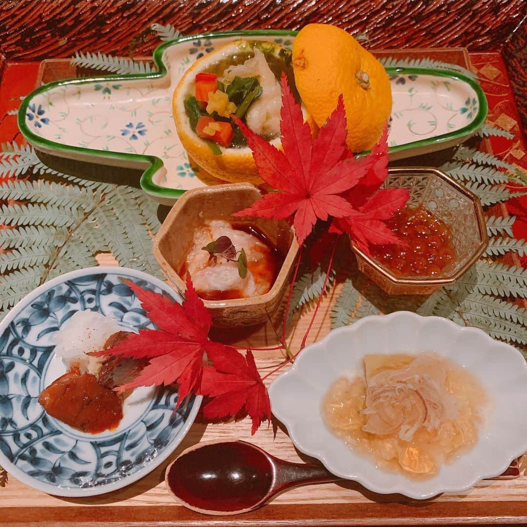 新村あかりのインスタグラム：「目で見て楽しめるお料理好きだな〜！ 2枚目はデザートだよ🥰」