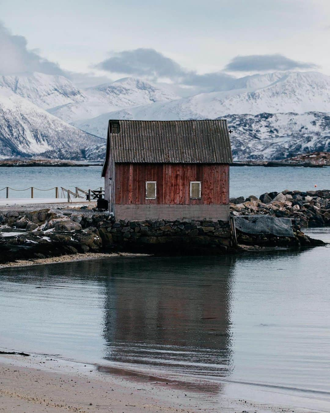 CANON USAさんのインスタグラム写真 - (CANON USAInstagram)「"February of last year I made a solo trip to Tromsø, Norway in search of the northern lights. I was up at 8am to drive the fjords and staying out until 2am watching the lights explode. One day on the trip I picked up some cold hitchhikers who were from Columbia of all places and they told me I really needed to check out Sommarøy. So I dropped them off and started the 90 min drive and I was glad I did. When I returned this year I spent a lot of time out on this island during the day and caught my last night of lights here." #MyCanonStory  Photo Credit: @ggunderson Camera: #Canon EOS 5D Mark IV Lens: EF 70-300mm f/4-5.6L IS USM Aperture:  f/5 ISO: 320 Shutter Speed: 1/1600 sec Focal Length: 128mm」11月30日 3時46分 - canonusa